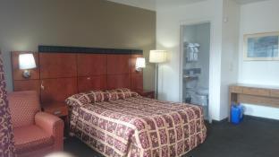 Monterey Fairgrounds Inn Room photo