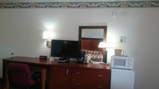 Monterey Fairgrounds Inn Room photo