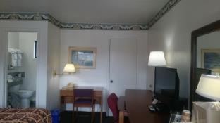 Monterey Fairgrounds Inn Room photo