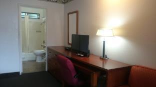 Monterey Fairgrounds Inn Room photo